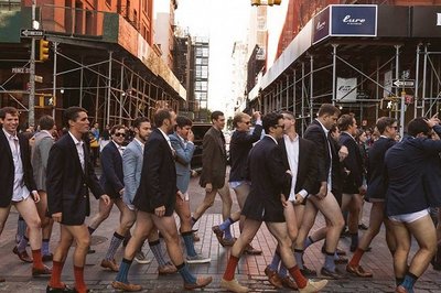 一家袜子公司找了100人半裸游行,制造了一起病毒式营销事件